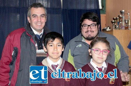 UN EQUIPAZO.- Aquí tenemos al director Eduardo Gallardo, profesor Cristian Díaz, los pequeños Benjamín Aguilera y su compañerita Sayri Pérez, quien le ayudó también en este proyecto de periodismo.