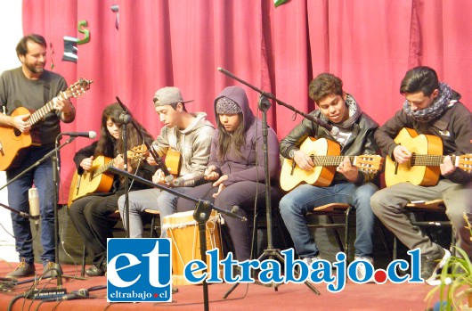 El taller de música del Liceo San Esteban, fue el encargado de cerrar la jornada festivalera con un tema de Violeta Parra.