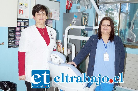 Rebeca Ulloa (a la izquierda), encargada de la Unidad de Urgencias dentales del HSC, junto a Karina Canales (a la derecha), asistente dental.