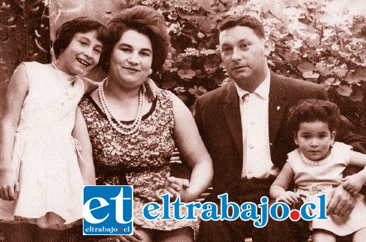 AQUELLOS AÑOS.- Aquí tenemos esta foto del recuerdo: Ester (Teche’, ya fallecida), doña Edith esposa de don Guillermo, él en persona y la pequeña Patricia cuando apenas era una niña.