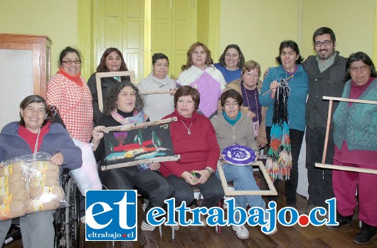 TALLER TERMINADO.- Las damas que terminaron este taller y en compañía de su instructora, además de un representante de la empresa Ecatema, posan para las cámaras de Diario El Trabajo.