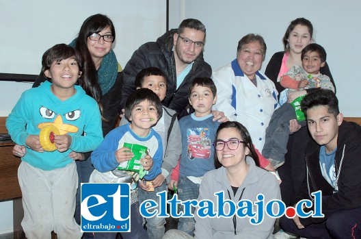 CINE INFANTIL.- El grupo de profesionales de los sectores Azul, Amarillo y Verde de este Cesfam, se encargaron de que estos pequeñitos estuvieran como en un cine de verdad.