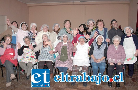 BUENA CUCHARA.- Aquí tenemos al ‘profe’ Alex Juri con toda su matrícula del taller Cocina Gourmet, que se imparte todos los miércoles en antigua Casa Hogar.