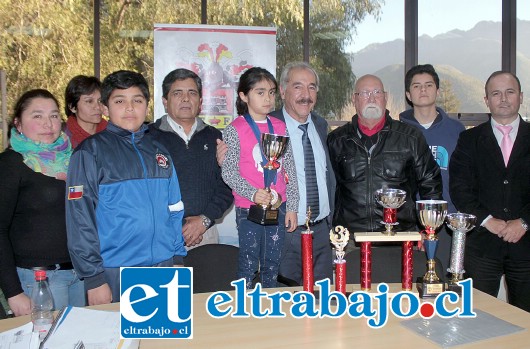 HARTO RESPALDO.- Ayer miércoles en la propia oficina del alcalde Patricio Freire, el edil recibió a toda una comitiva de niños y jóvenes karatekas de los talleres municipales de karate que desarrolla Víctor Caballero en El Algarrobal.