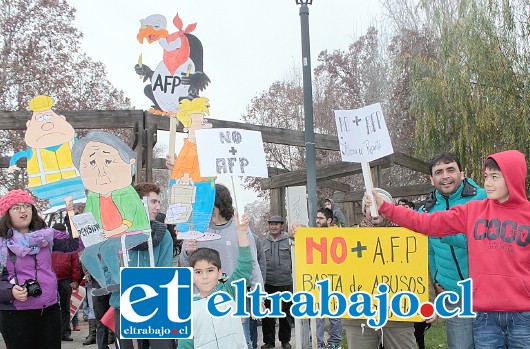 CREATIVA PROTESTA.- Jóvenes, niños y adultos se las ingeniaron para expresar gráficamente su indignación.