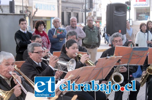 NUESTRO ORFEÓN.- Con esta grata sorpresa se encontraron muchos sanfelipeños al mediodía del viernes en la Plaza de Armas.