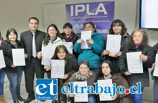 Se realizó la ceremonia de certificación de 18 rinconadinas pertenecientes al programa ‘Mujer Trabajadora y Jefa de Hogar’, quienes realizaron un curso de Computación Básica impartido por el Ipla.