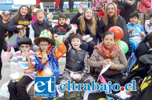 FRENESÍ.- Locura total vivieron estos chicos durante el pasacalle organizado por Serpaj Chile.