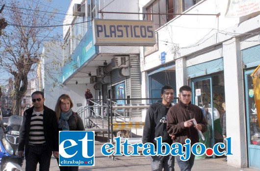 COMERCIANTES HORRORIZADOS.- La dueña de Miniplastic de San Felipe relata en Exclusiva a Diario El Trabajo los instantes de horror vividos por ella y sus esposo a manos de dos violentos delincuentes en su propia casa.