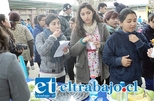 La inauguración de la huerta incorporó una feria de promoción de alimentación saludable y vida sana que lidera el equipo de salud del Cesfam San Felipe El Real.