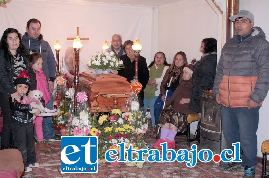 SIEMPRE CARMENCITA.- Familiares y amigos de la querida Carmencita Vargas realizaron el velatorio en su misma casa, en donde durante muchos años ella y su esposo fabricaron sus bellas artesanías.