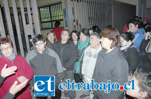 El miércoles 15 de junio, apoderados del Colegio Horizonte frente al establecimiento esperando entrar a la reunión convocada por el colegio para informar del cierre.