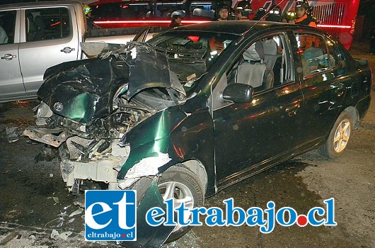 Los dos ocupantes de este automóvil resultaron heridos debido a la violencia del impacto, debiendo ser rescatados por Bomberos.