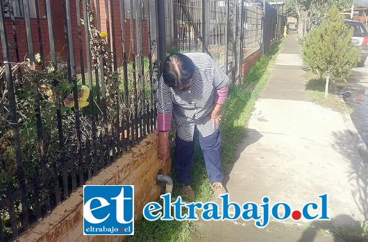 La señora María Leiva, vecina de la Villa San Rafael, una de las tantas afectadas por la falta de alcantarillado y que debe evacuar hacia la calle sus deshechos.