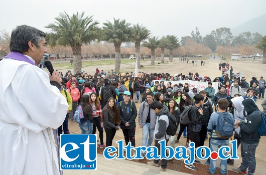 Los peregrinos fueron invitados a cruzar la puerta santa, signo de una verdadera conversión de nuestro corazón.