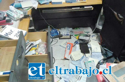 En completo desorden: Los Antisociales registraron los escritorios de las oficinas de la Cooperativa Agua Potable en el sector La Troya de San Felipe, en búsqueda de dinero.