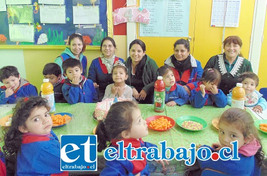 HUBO DE TODO.- Hasta una pequeña torta de cumpleaños hubo para una especial amiguita del castillo.