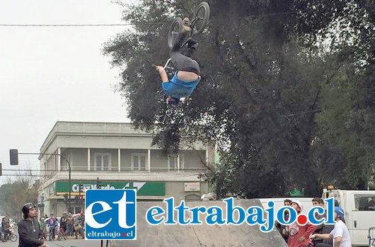 Sin duda la exhibición que hicieron los Bikers en la rampla instalada en calle Salinas, frente a la Plaza Cívica, fue lo más llamativo, donde los jóvenes deportistas deleitaron al público con sus arriesgadas acrobacias.