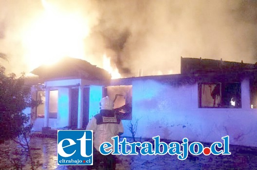 Eran cerca de las 00:20 horas de este viernes cuando comenzó a desarrollarse un voraz incendio que destruyó un chalet ubicado en sector de 21 de Mayo.