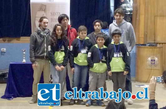 El equipo de robótica ‘Servo Amigos’, una vez más obtuvo reconocimientos en un Torneo de Robótica Interescolar, realizado en el colegio Compañía de María de Viña del Mar y donde participaron 19 delegaciones.