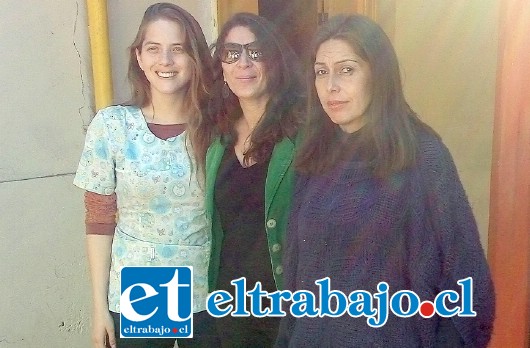 La fonoaudióloga Camila Andrade (a la izquierda) y la psicóloga Claudia Jiménez, son dos de las profesionales que trabajan en Casa Azul de forma voluntaria.