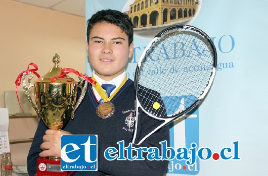 JOVEN CAMPEÓN.- Luis ‘Stanimal’ Moreno visitó nuestra Sala de Redacción para mostrar a nuestros lectores la copa que ganó en este RUN nacional.