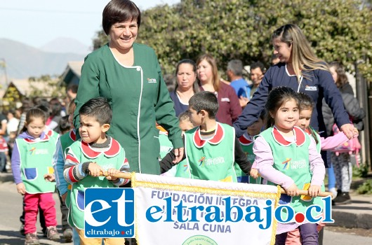 DUENDECITOS.- Aquí tenemos a los más pequeñitos del desfile, ellos son los Duendecitos de El Algarrobal, quienes se robaron el corazón de los presentes.