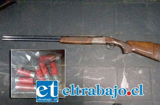 La escopeta de dos cañones recuperada por Carabineros mantenía encargo por robo desde septiembre del año 2015.