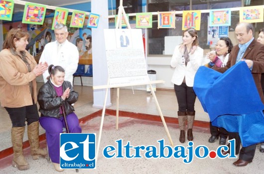 La artista Lucía del Carmen Arias Benavides, junto a su hermana Marina, y personal médico y administrativo del Hospital San Camilo.