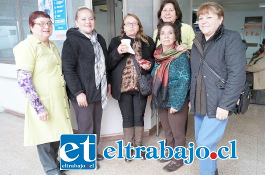 Pacientes de sectores rurales, reciben desayuno por parte del personal del Hospital San Camilo de San Felipe.