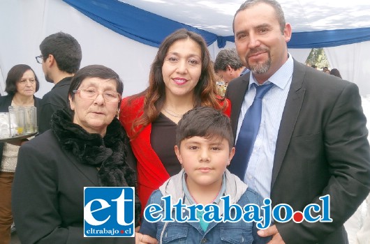 Parte de la familia de Francisca, al centro, sus padres Paola Flores y José Vicencio.