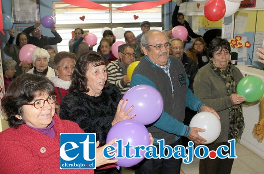 LA FOTO DEL DÍA.- La foto lo dice todo, globos, música y una gran sonrisa son la mejor medicina preventiva para el corazón.