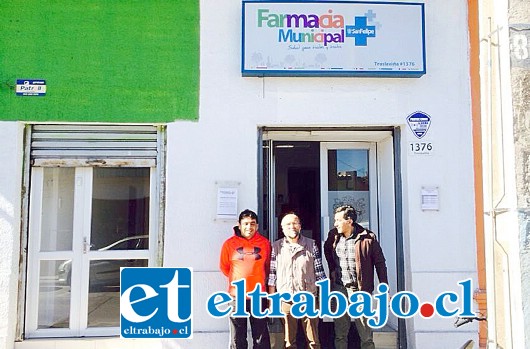 Luis Inostroza y Manuel Zúñiga acompañando al concejal Covarrubias en una visita a la farmacia popular de San Felipe.