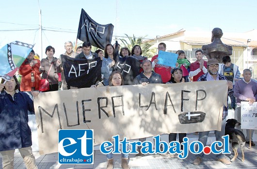 POCO A POCO.- Unas 100 personas en Santa María se dieron cita en la plaza de esa comuna para protestar contra las AFP.