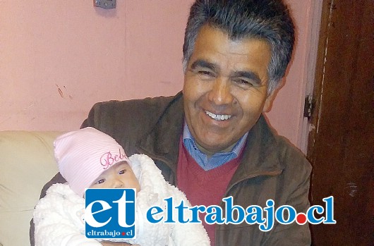 Mauricio González, candidato a concejal en San Felipe, junto a su novena nieta Ayleen Figueroa González, de sólo 2 meses de vida.