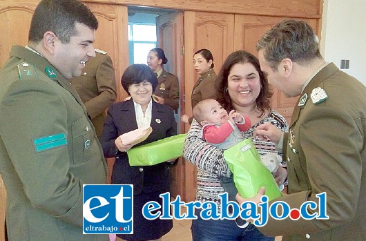 TODOS FELICES.- Alegría desbordante en la cara del pequeño y sus padres, contagian al resto de los funcionarios de la organización.