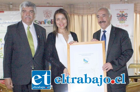 En compañía del alcalde y profesionales municipales, la seremi de Medio Ambiente de la Región de Valparaíso, Tania Bertoglio, hizo entrega de la certificación Scam nivel intermedio al Municipio de San Felipe.