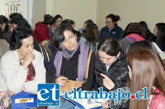 Se están realizando actividades con las madres que acaban de tener a sus bebés, desarrollando talleres para enseñarles las ventajas del amamantamiento y la forma correcta de amamantar.