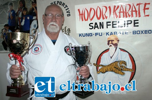 EL GRAN SENSEI.- Don Víctor Caballero muestra las dos copas para segundo y tercer lugar, él es un gran deportista aconcagüino y desarrollador de fulminantes torneos de artes marciales en Chile.