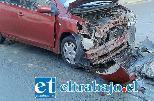 Vehículo rojo marca Toyota Yaris, Patente WS-34-70 se desplazaba por calle Traslaviña en dirección Sur-Norte.