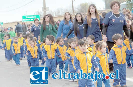 CONEJITOS FELICES.- Ellos son los pequeños del Jardín infantil Conejitos Saltarines, quienes alegraron el desfile.