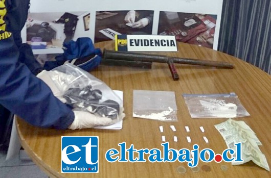 Dentro de las diligencias policiales se incautó esta escopeta hechiza.