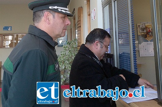 El director Regional de Gendarmería de Valparaíso, coronel Tito Barriga, acompañado del abogado Guillermo González, presentó la acción judicial en el Juzgado de Garantía de San Felipe.