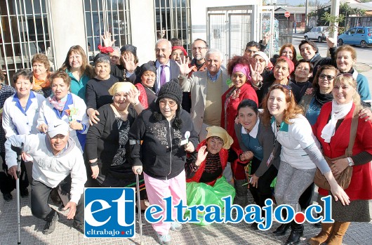 ELLOS PASARON AGOSTO.- Usuarios, funcionarios y autoridades municipales, posan para las cámaras de Diario El Trabajo.