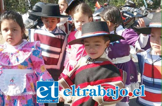 MUY GUAPOS.- Los niños de la Escuela José Bernardo Suárez también como anfitriones, desfilaron por las calles de su población.