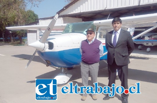 Carlos Carmona, presidente del Club Aéreo de San Felipe, junto a Mauricio Barrere Lafón, sobrino del fundador del Aeródromo.