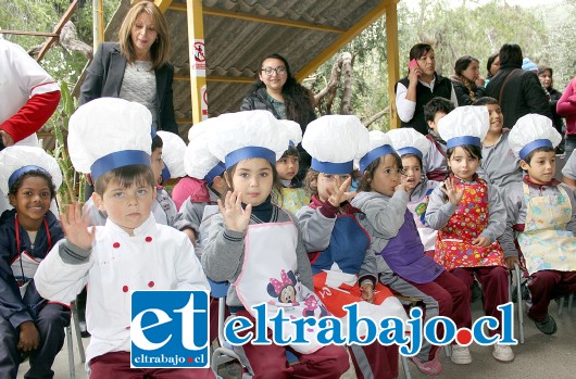 PEQUEÑOS CHEFS.- Aquí tenemos a los protagonistas, pues ellos también ayudaron a sus mamitas a preparar estas ricas comidas.