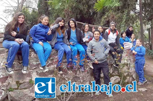 VIDA SALUDABLE.- Luego de subir parte del cerro, estos chicos decidieron darse un pequeño descanso.