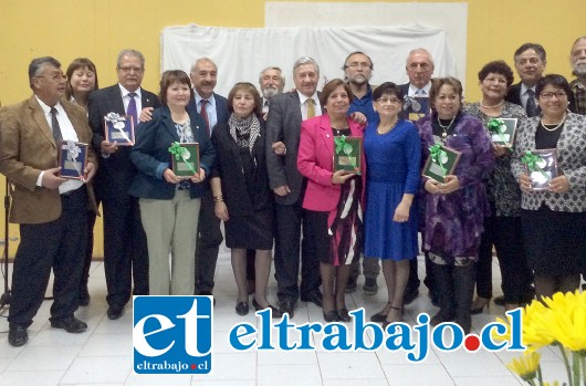 En una actividad solemne, el Colegio de Profesores de San Felipe, se llevó a efecto la distinción de los docentes colegiados, después que se acogieran al retiro voluntario.