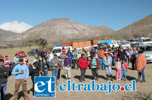 Más de 150 personas llegaron hasta el Fundo El Manzano, en la carretera que une Putaendo con Cabildo, para expresar su apoyo con los crianceros que mantienen una toma simbólica del lugar.